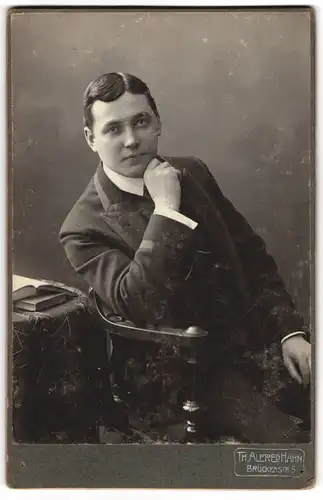 Fotografie Th. Alfred Hahn, Chemnitz, Brückenstrasse 5, Junger Herr mit Mittelscheitel in einem samtbesetzten Jacket