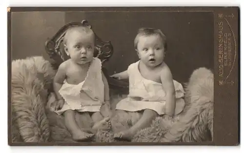 Fotografie Aug. Seringhaus, Elberfeld, zwei niedliche Mädchen Esther und Ilse Wupper als Kinder, 1912