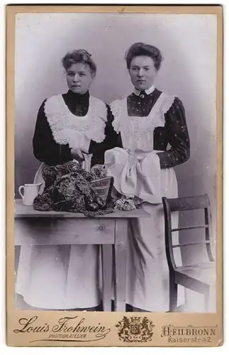 Fotografie Louis Frohwein, Heilbronn, zwei Köchin / Hausmagd bei der Zubereitung des Abendessen, Salat und Rüben im Korb