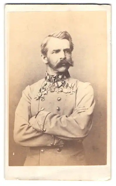 Fotografie unbekannter Fotograf und Ort, Portrait Herzog Wilhelm von Württemberg in K.u.K. Uniform mit Ordenspange 0