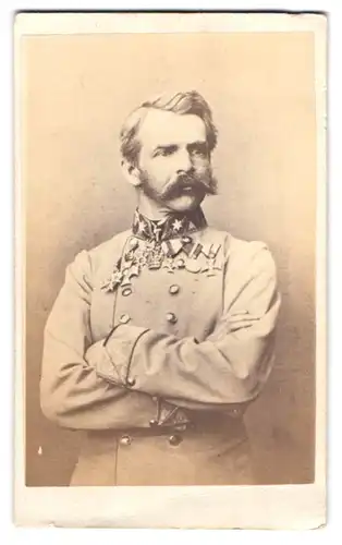 Fotografie unbekannter Fotograf und Ort, Portrait Herzog Wilhelm von Württemberg in K.u.K. Uniform mit Ordenspange