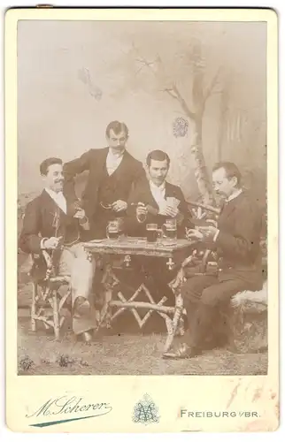 Fotografie M. Scherer, Freiburg i. Br., vier Herren bei einer Partie Skat mit Schwarzbier