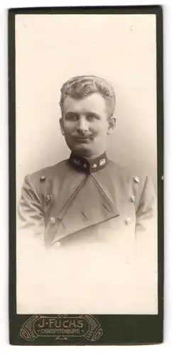 Fotografie J. Fuchs, Berlin-Charlottenburg, preussischer Eisenbahner in Uniform mit aufgeschlagenem Revers