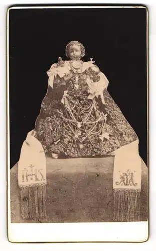 Fotografie unbekannter Fotograf und Ort, religöse Figur junges Mädchen im reich besetzten Kleid mit Reichsapfel
