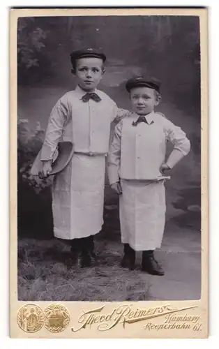 Fotografie Theod. Reimers, Hamburg, zwei junge Knaben als Fleischer mit Tabeltt