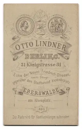 Fotografie Otto Lindner, Berlin, junger Jäger mit seiner Flinte in Jagdkleidung