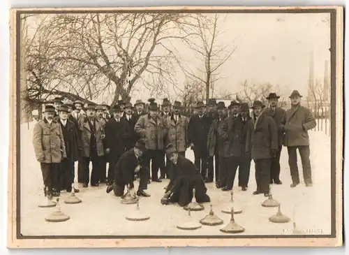 Fotografie F. Gutmann, Ternitz, Herren bei Eisstockschiessen im Winter