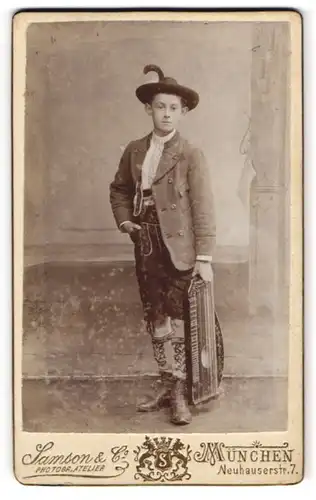 Fotografie Samson & Co., München, junger bayrischer Knabe in Lederhose mit Zither in der Hand