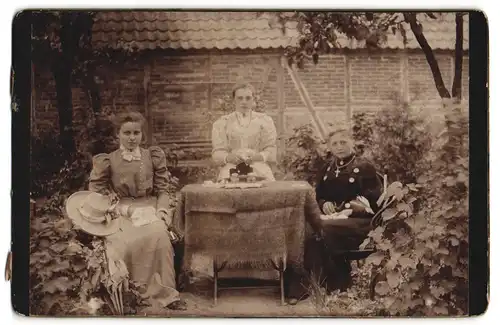 Fotografie unbekannter Fotograf und Ort, drei junge Damen bei Näharbeiten im Garten, Heimarbeit
