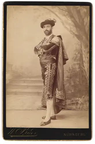 Fotografie W. Biede, Nürnberg, Schauspieler im Kostüm als Torero, Bühnenkostüm