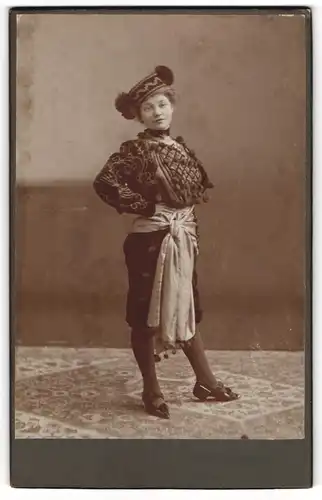 Fotografie Atelier Kaufhaus des Westens, Berlin, junge Schauspielerin als Spanische Tänzerin, 1908