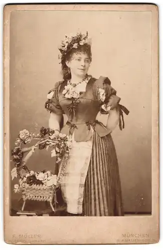 Fotografie F. Müller, München, Schauspielerin im Bühnenkostüm mit Blumenkorb, 1891