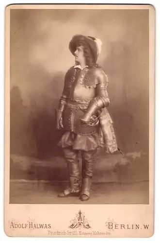 Fotografie Adolf Halwas, Berlin, Schauspieler als Ritter in Ritterrüstung mit Degen