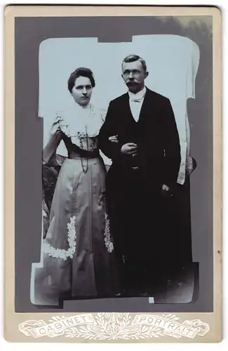 Fotografie unbekannter Fotograf und Ort, Ehepaar im hellen Kleid und im Anzug, im Passepartout