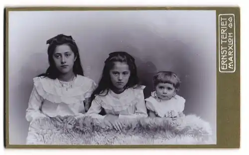 Fotografie Ernst Teriet, Marxloh, drei niedliche Mädchen in weissen Kleidern der grösse nach augereiht