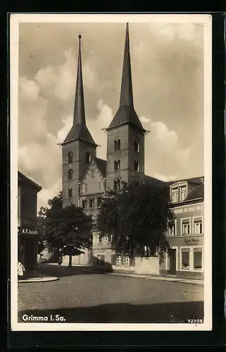 AK Grimma, Strassenblick mit Kirche
