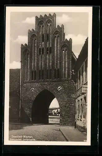 AK Wismar, Wassertor mit Geschäft, Innenseite