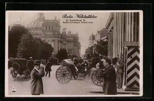 AK Berlin, Ausfahrt der Prinzessin Victoria Luise am Brandenburger Tor, grüssende Passanten, Wachsoldat