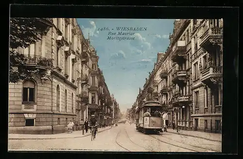 AK Wiesbaden, Moritzstrasse mit Strassenbahn und Wohnhäusern, Rue Maurice