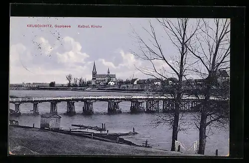 AK Kruschwitz /Goplosee, Panorama mit Brücke und kath. Kirche