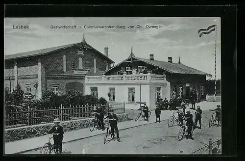AK Lasbek, Gastwirtschaft & Kolonialwarenhandlung von Chr. Dwenger und Kinder mit Fahrrädern