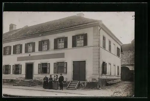 Foto-AK Pleinting, Haus mit Bewohnern aus drei Generationen, 1910