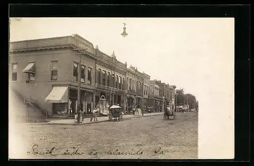 Foto-AK Clarinda, IA, Strassenpartie mit Geschäften und Pferdewagen