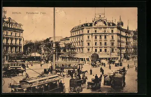 AK Berlin-Tiergarten, Potsdamer Platz, Strassenbahnen und Passanten unterwegs
