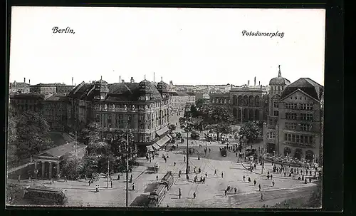 AK Berlin-Tiergarten, Blick auf den Potsdamer Platz, Strassenbahn und Passanten unterwegs