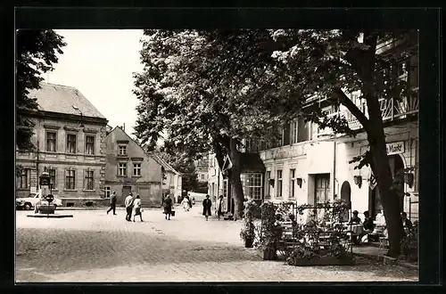 AK Buckow i. Märk. Schweiz, Passanten auf dem Marktplatz