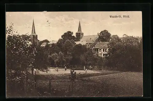 AK Waldbröl im Rhld., Kinder auf dem Fahrrad mit Blick zur Kirche