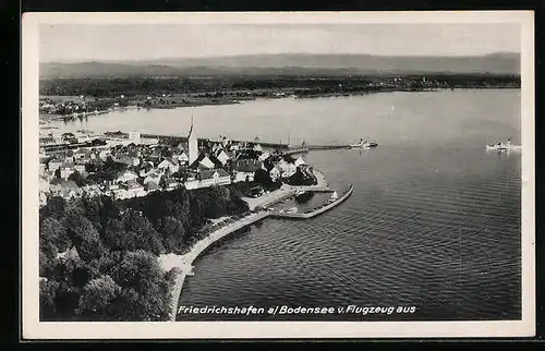 AK Friedrichshafen am Bodensee, Generalansicht der Stadt mit dem Hafen vom Flugzeug aus