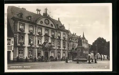 AK Offenburg, das Monument vor dem Rathaus