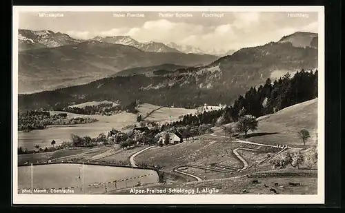AK Scheidegg im Allgäu, Panoramaansicht des Alpen-Freibad, Blick zum Hohen Freschen und Fundelkopf