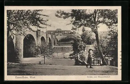 AK Essen a. d. Ruhr, Partie am Ufer neben der Brücke zum Margaretenhof