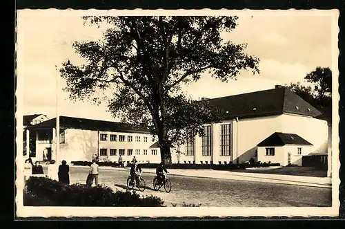 AK Hof a. Saale, vor dem Städt. Hallenschwimmbad