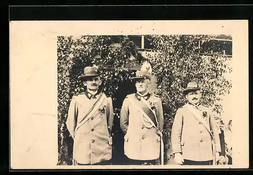 AK Drei Männer in Uniform beim Schützenfest