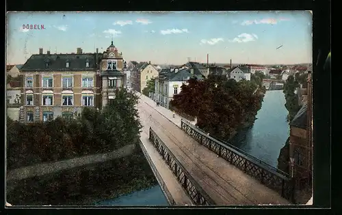 AK Döbeln, Strassenpartie mit Gebäudeansicht und Brücke