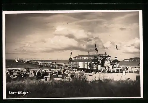AK Binz / Rügen, Seebrücke von den Dünen aus gesehen