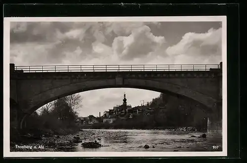 AK Trostberg a. Alz, Brücke mit Durchblick auf den Ort