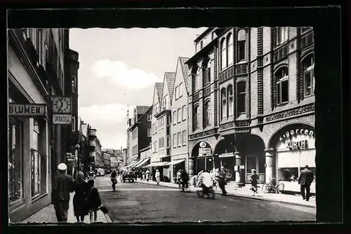 AK Elmshorn / Holstein, Königstrasse mit Passanten