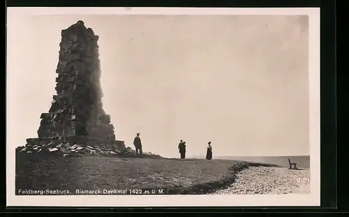 AK Feldberg-Seebuck, Bismarck-Denkmal mit Besuchern
