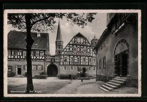 AK Münnerstadt, am Anger mit Fachwerkhäusern und Kirchturm