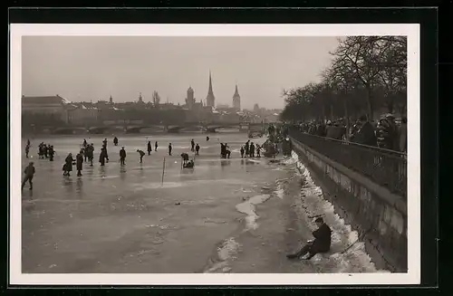 AK Zürich, Seegefrörne 1929, Besucher auf dem Eis