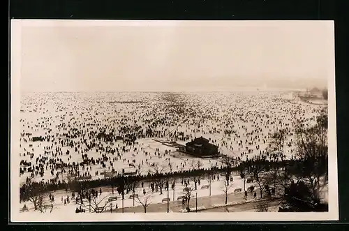 AK Zürich, Seegefrörne, Besucher auf dem Eis