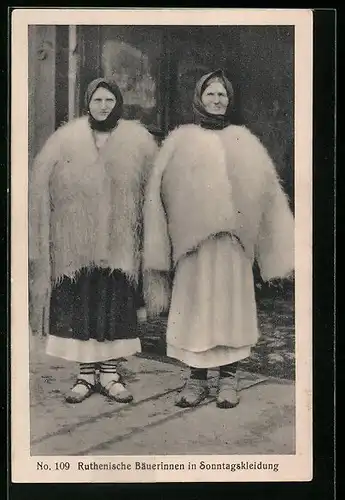 AK Ukrainische / Ruthenische Bäuerinnen in fusseliger Sonntagskleidung