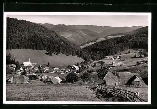 AK Muggenbrunn /Hochschwarzw., Ortsansicht mit Blick ins Tal