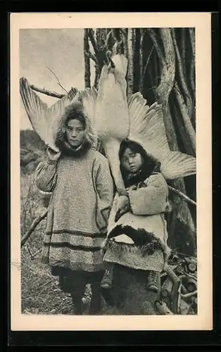 AK Eskimo-Kinder mit gejagten Geflügel