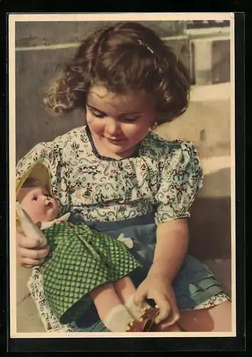 AK Niedliches Mädchen mit Puppe im grünen Kleid