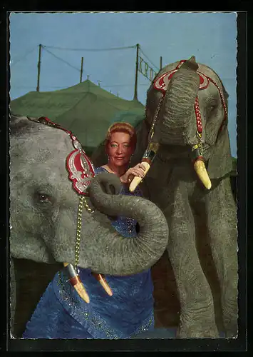 AK Frieda Krone-Sembach, Chefin d. Zirkus Krone mit den Elefanten Leila u. Taku